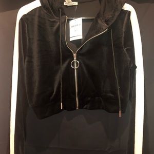 FOREVER XXI BLACK VELVET CROPPED JACKET✨